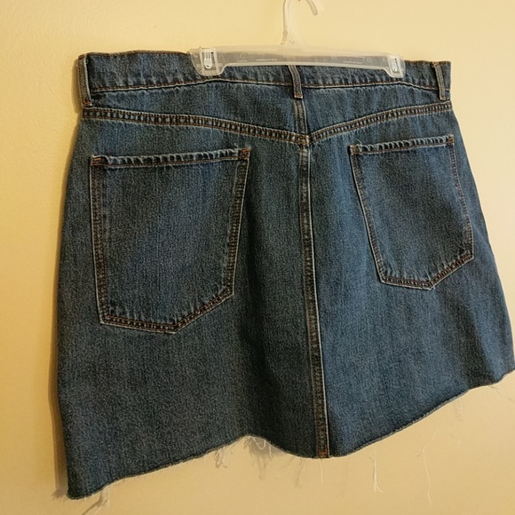 Old Navy Raw Hem Mini Jean Skirt - Picture 5 of 6